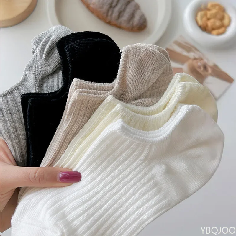 5 أزواج من الجوارب القصيرة العصرية للسيدات صيفية بلون سادة مريحة باللون الأسود والأبيض بسيطة كاجوال منخفضة القطع قابلة للتنفس