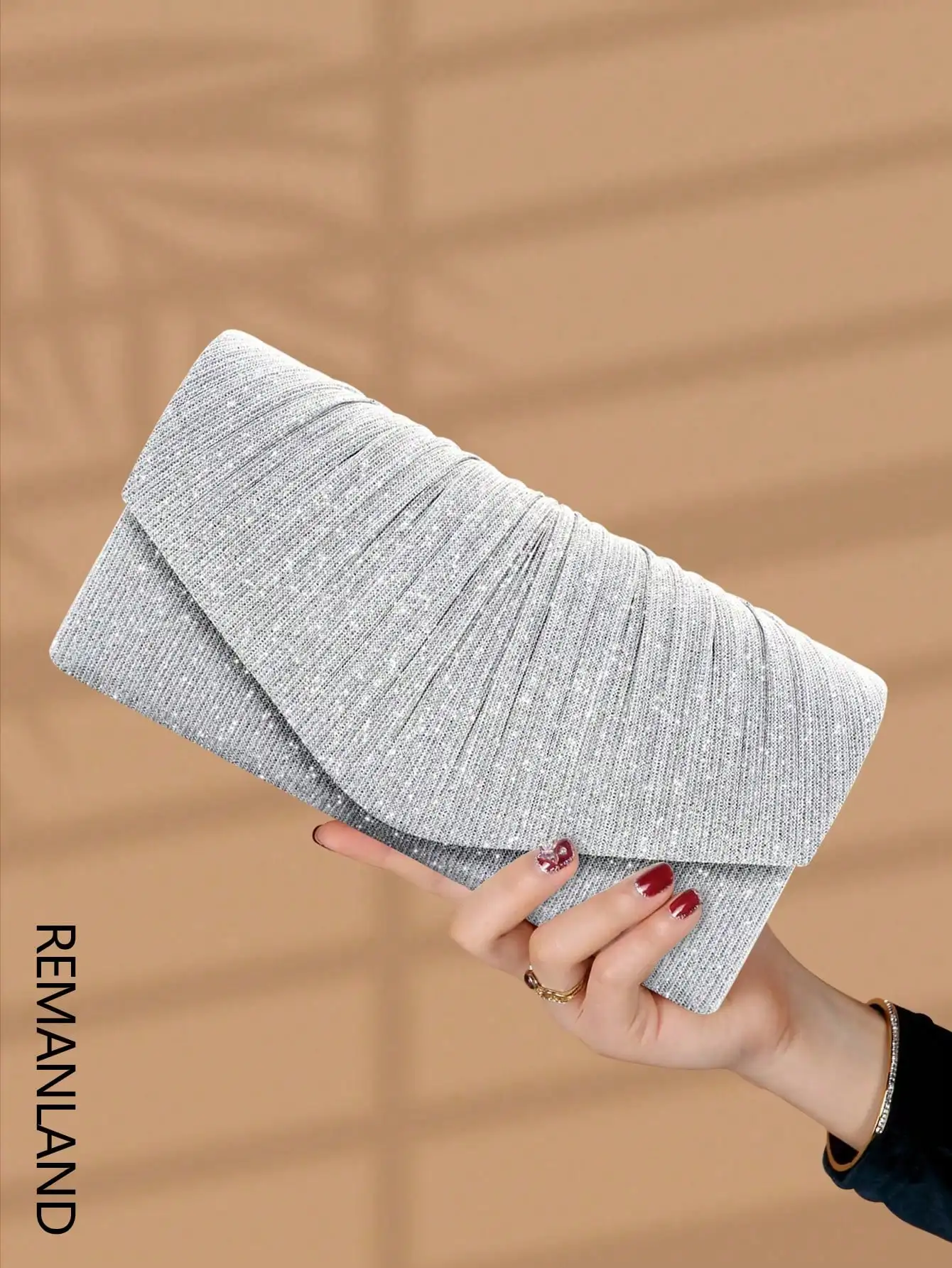 

Блестящая плиссированная сумка-клатч с потайными отделениями для карт и съемным ремешком-цепочкой