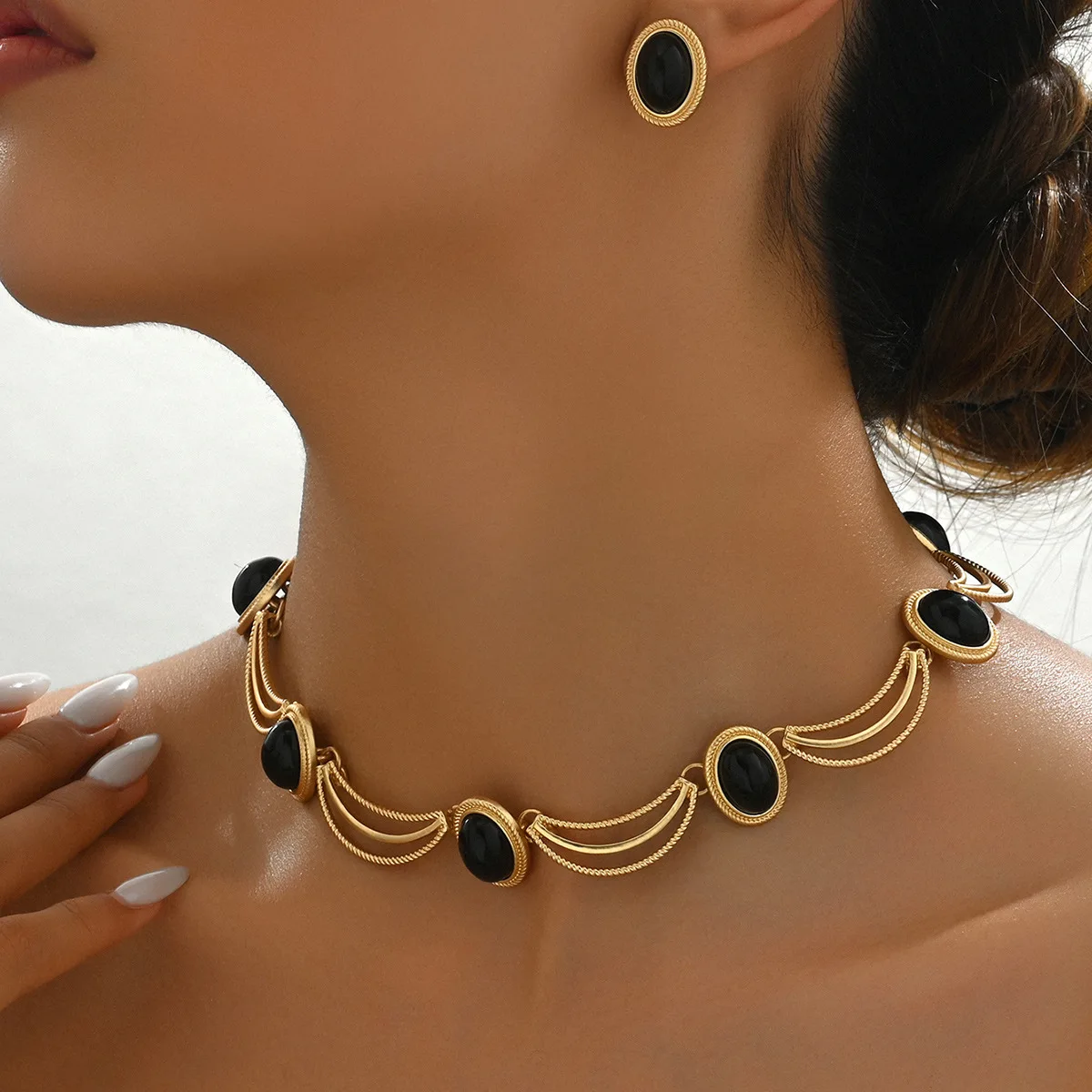 

"European Court Style Women's Gemstone Inlaid Earrings & Necklace Set with High-Grade Collar Bone Chain"