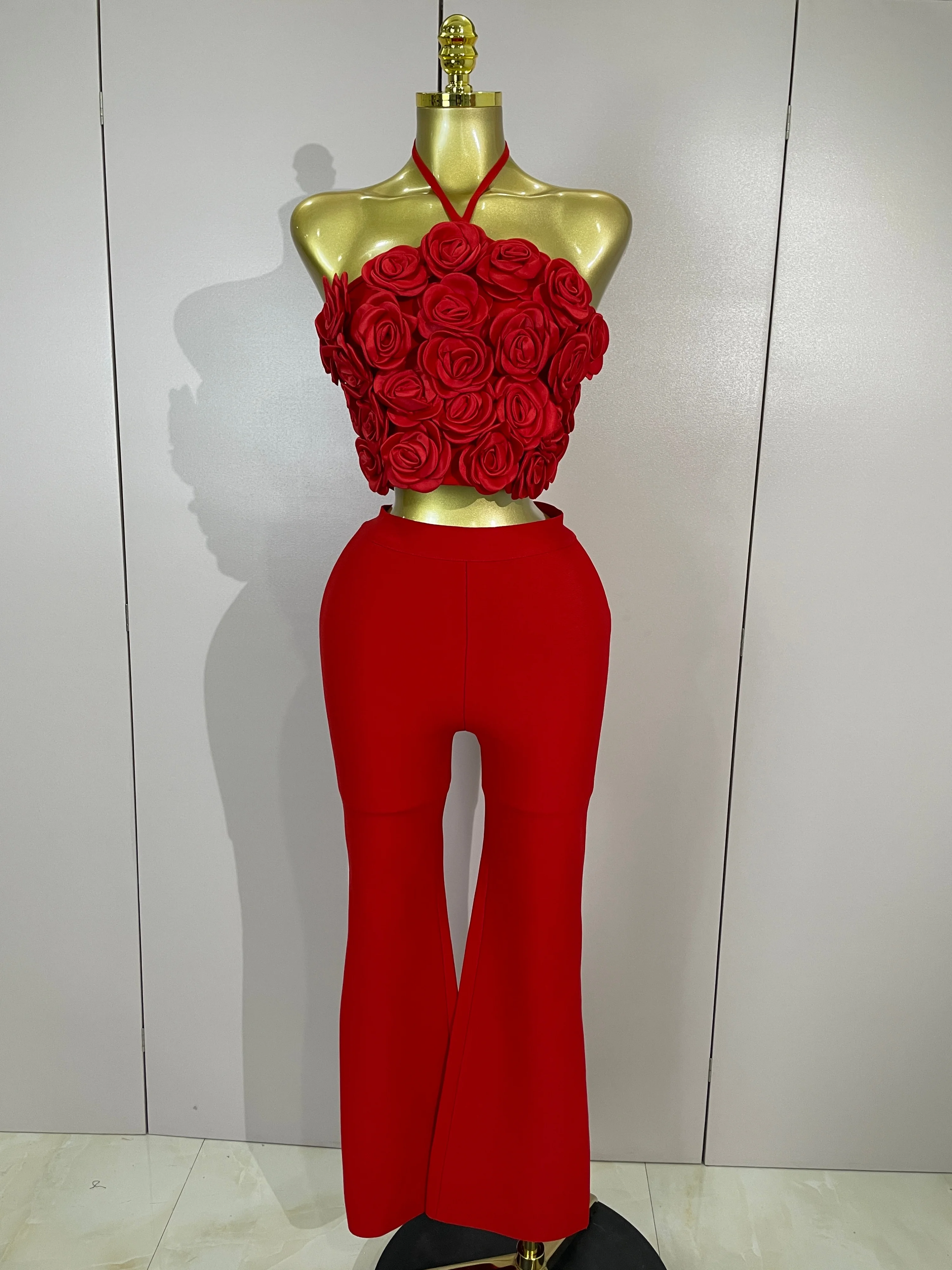 

Элегантный комплект из двух предметов: топ-халтер с 3D-цветами и сексуальные бандажные брюки с открытой спиной. Роскошный наряд для вечеринок, клубов, дней рождения, для женщин, в стиле знаменитостей.