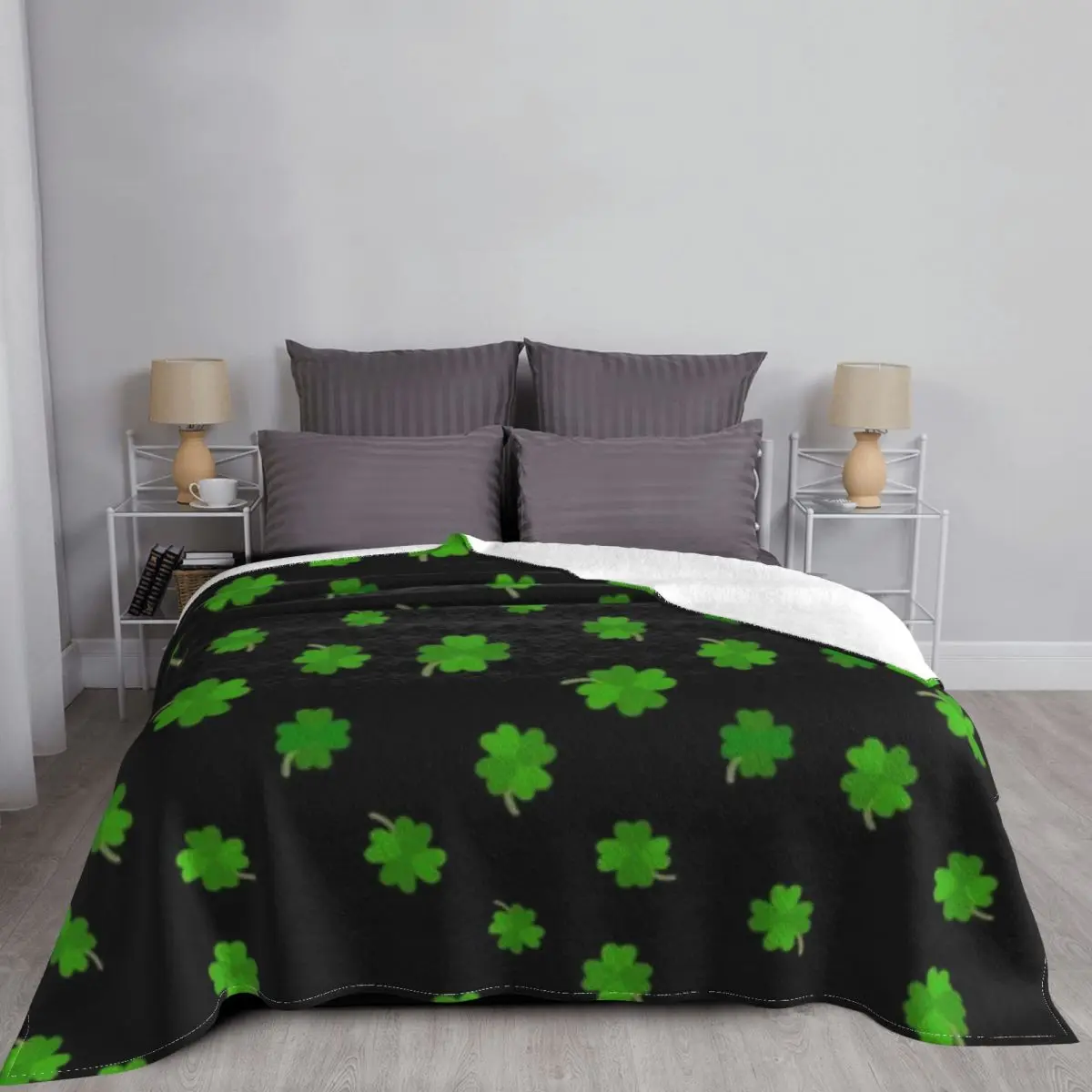 Four Leaf Clover Pattern Flannel Throw Blanket Patrick's Day Soft Lightweight Warm Watercolor Painting Gifts for Kids and Adults