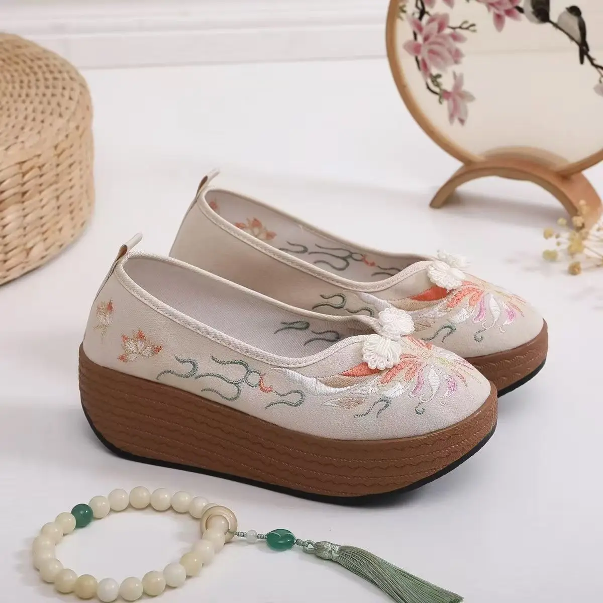 

Женские туфли на танкетке из канваса с вышивкой, весенне-осенние, новые, на толстой подошве, с неглубоким круглым носком, без застежек, в этническом стиле, легкие, в стиле Ханьфу