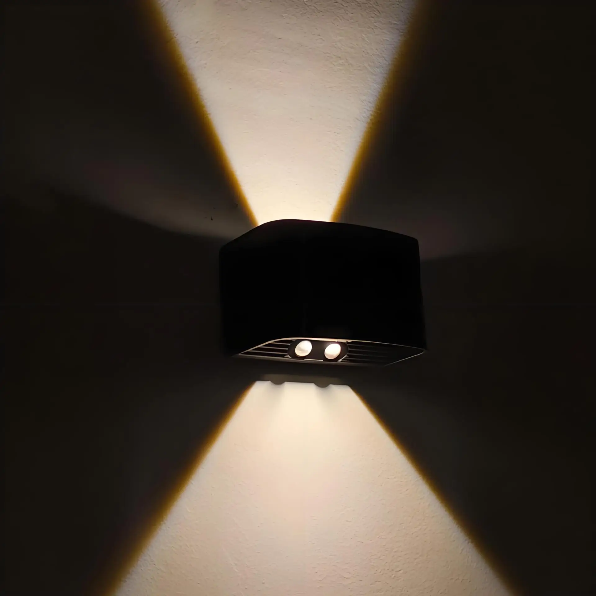 مصباح حائط داخلي قابل لإعادة الشحن لأعلى ولأسفل مع مستشعر حركة، مصباح حائط LED لاسلكي أبيض دافئ مع جهاز تحكم عن بعد