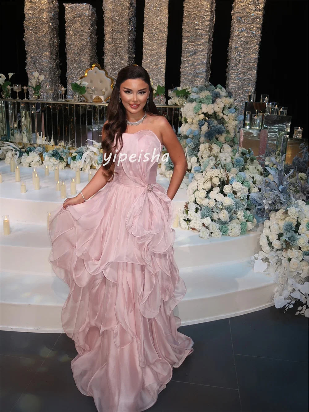 Abiti lunghi senza spalline a trapezio con strass increspati e pieghe in organza intricate abbinate su misura Abiti da cerimonia su misura retrò