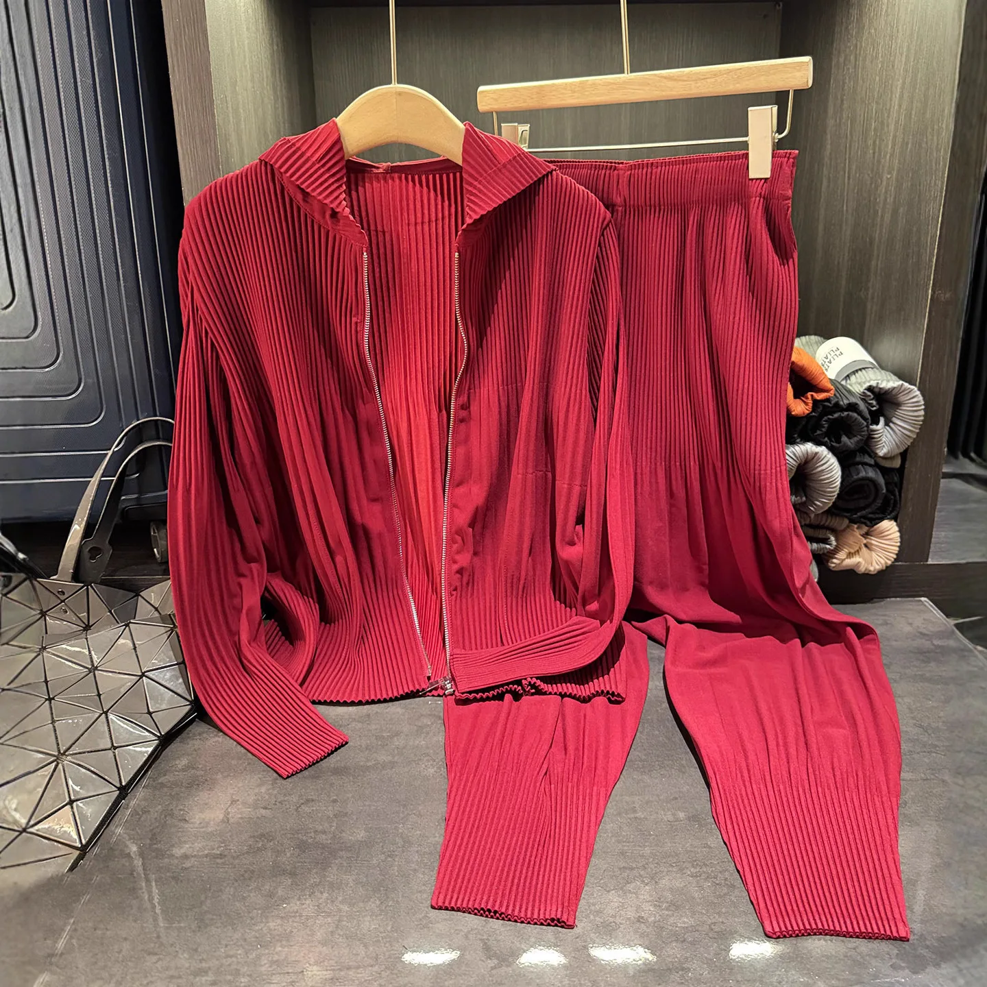 

Miyake Fold, осенний новый комплект 2025 года, однотонный складной комплект с капюшоном на молнии, женские свободные модные брюки-шаровары большого размера, комплект из двух предметов