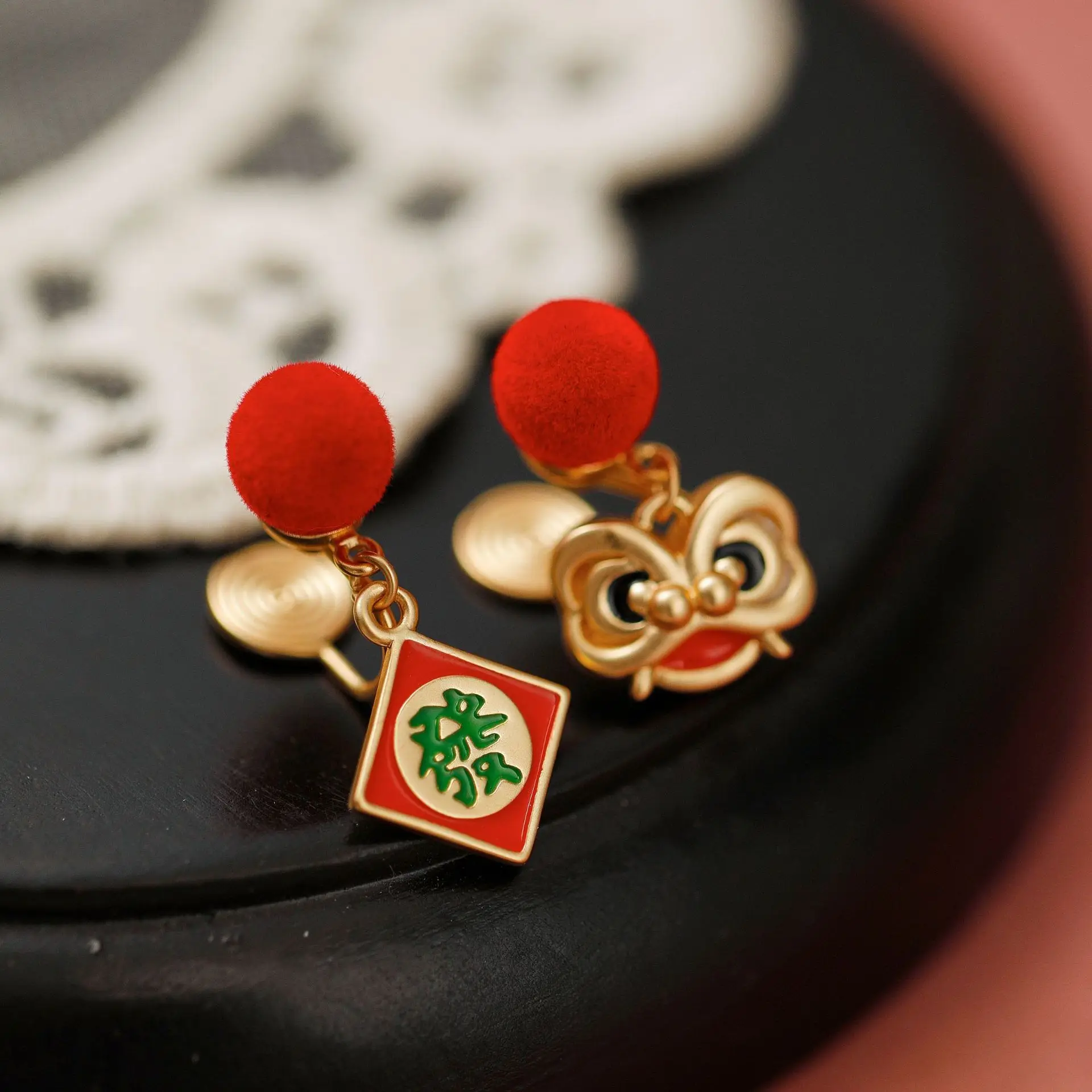 [Chinese style New Year beast] Small and niche design, red New Year's and Spring Festival earrings, asymmetrical lion ear clips