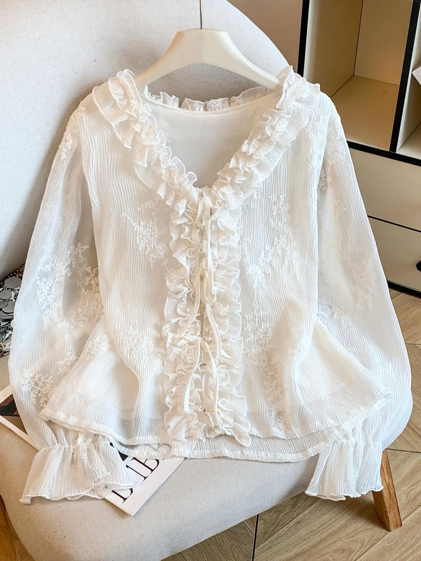 

Свободная блузка с V-образным вырезом и вышивкой, фактурная, в женственном стиле, повседневная, из полиэстера, с длинным рукавом, весенняя модная модель