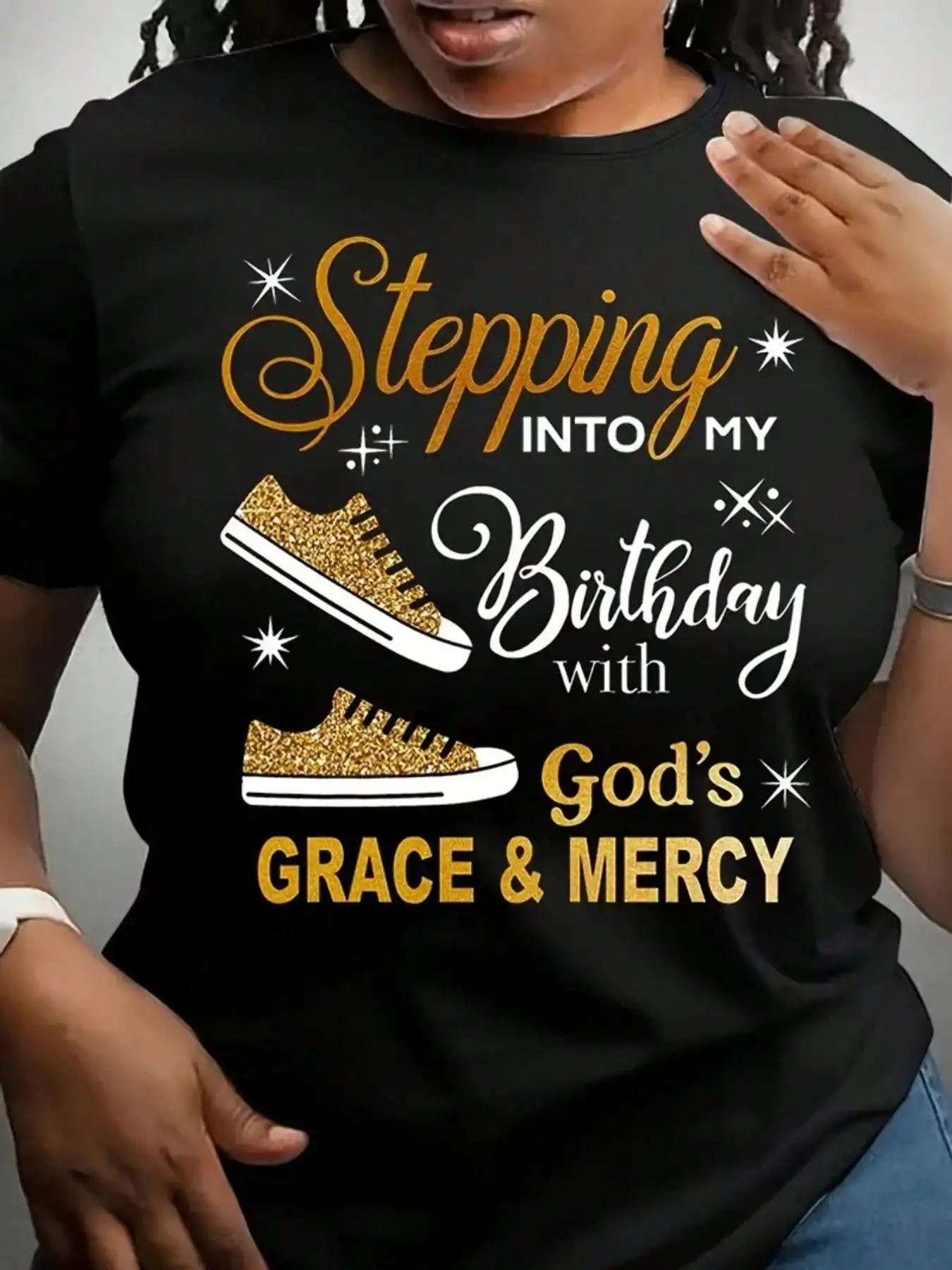 

Женская черная футболка с графическим принтом, изображением блестящих кроссовок и надписью на тему веры ко дню рождения