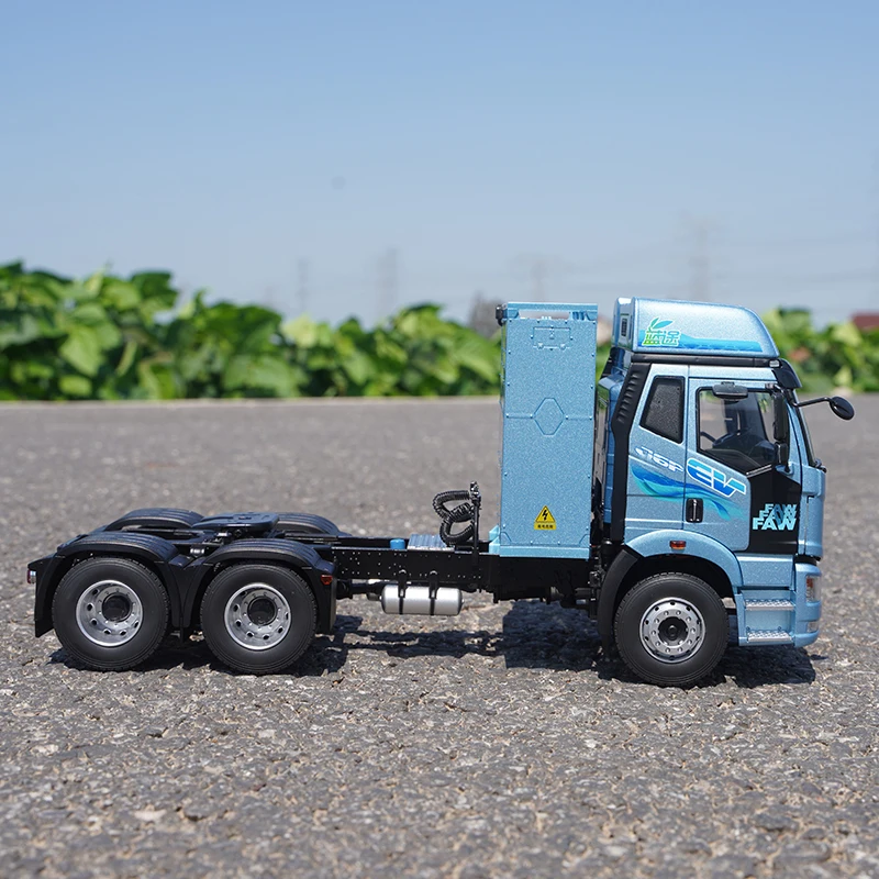 

1:24 оригинальный FAW Jiefang J6P Lantu новый энергетический трактор, модель чистого электрического трактора, модель грузовика из сплава