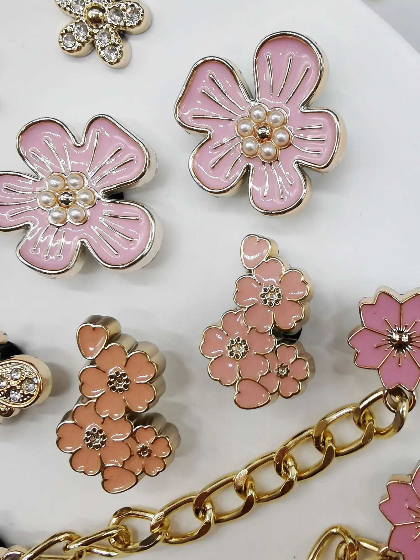 12 Stück Barock-Stil Ketten Schuh-Charms DIY Zubehör Glitzernde Bienen-Clogs Schuhschnallen Dekorationen Abnehmbare Blumen Schuhclips – Detail 8