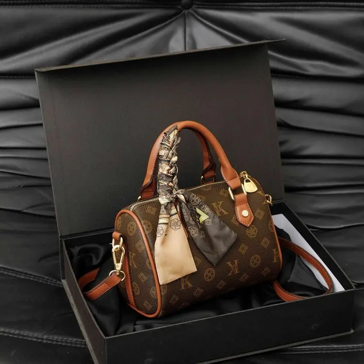 

Минималистичная текстурированная сумка-тоут через плечо для женщин, роскошная дизайнерская кожаная сумка большой вместимости, элегантная сумка для подгузников, простая и стильная сумка для поездок на работу.