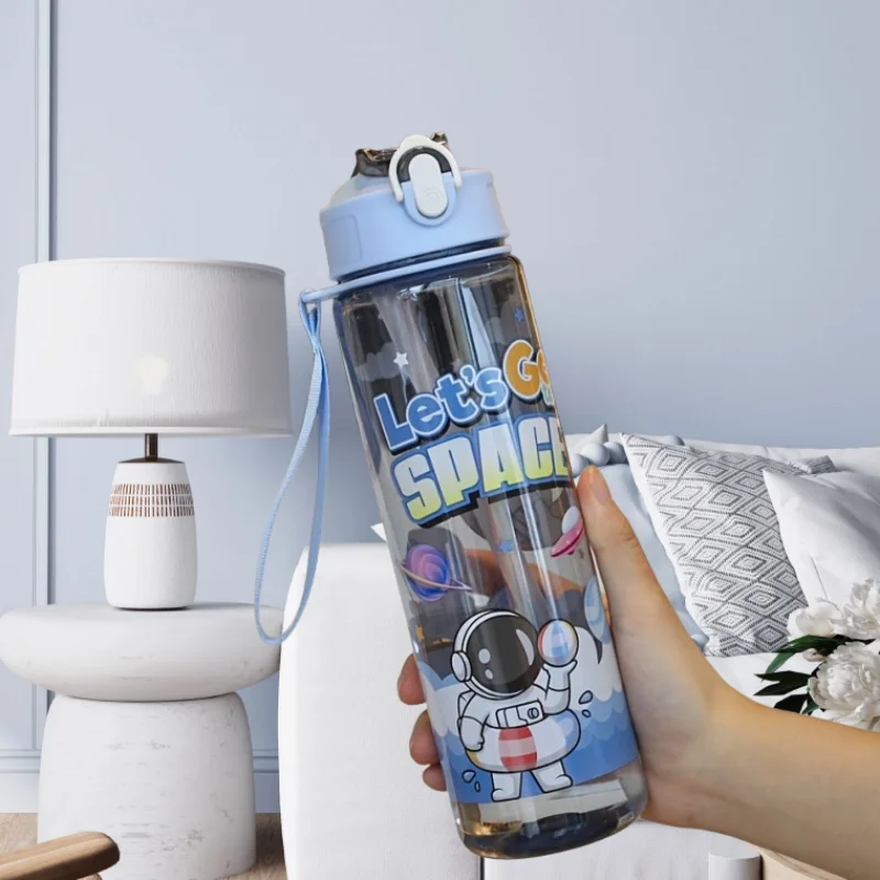 750 ml Astronauten-Sportflasche mit Strohhalm und Griff, Outdoor-Trinkbecher, großes Fassungsvermögen, niedliche Trinkflasche für Outdoor-Sportarten