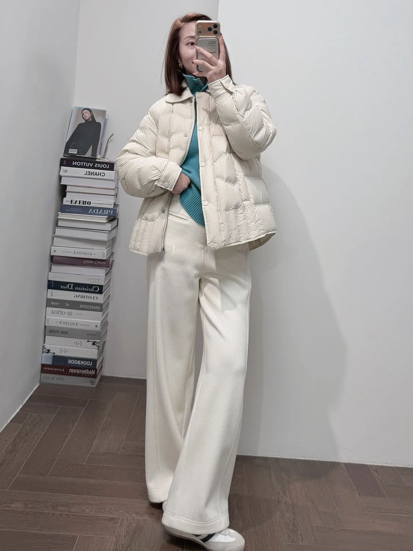 

Классическая женская куртка с воротником-стойкой, универсальная, хорошо сидит, белая, с наполнителем из перьев, повседневная, теплая, гарантия тепла