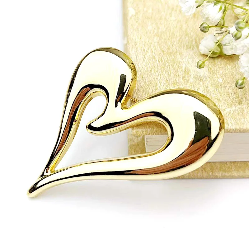 Spring Summer fashion Multiple Styles Design Smooth Metal Heart star Ellipse Brooch Female Clothing Handbag Backpack Decorative