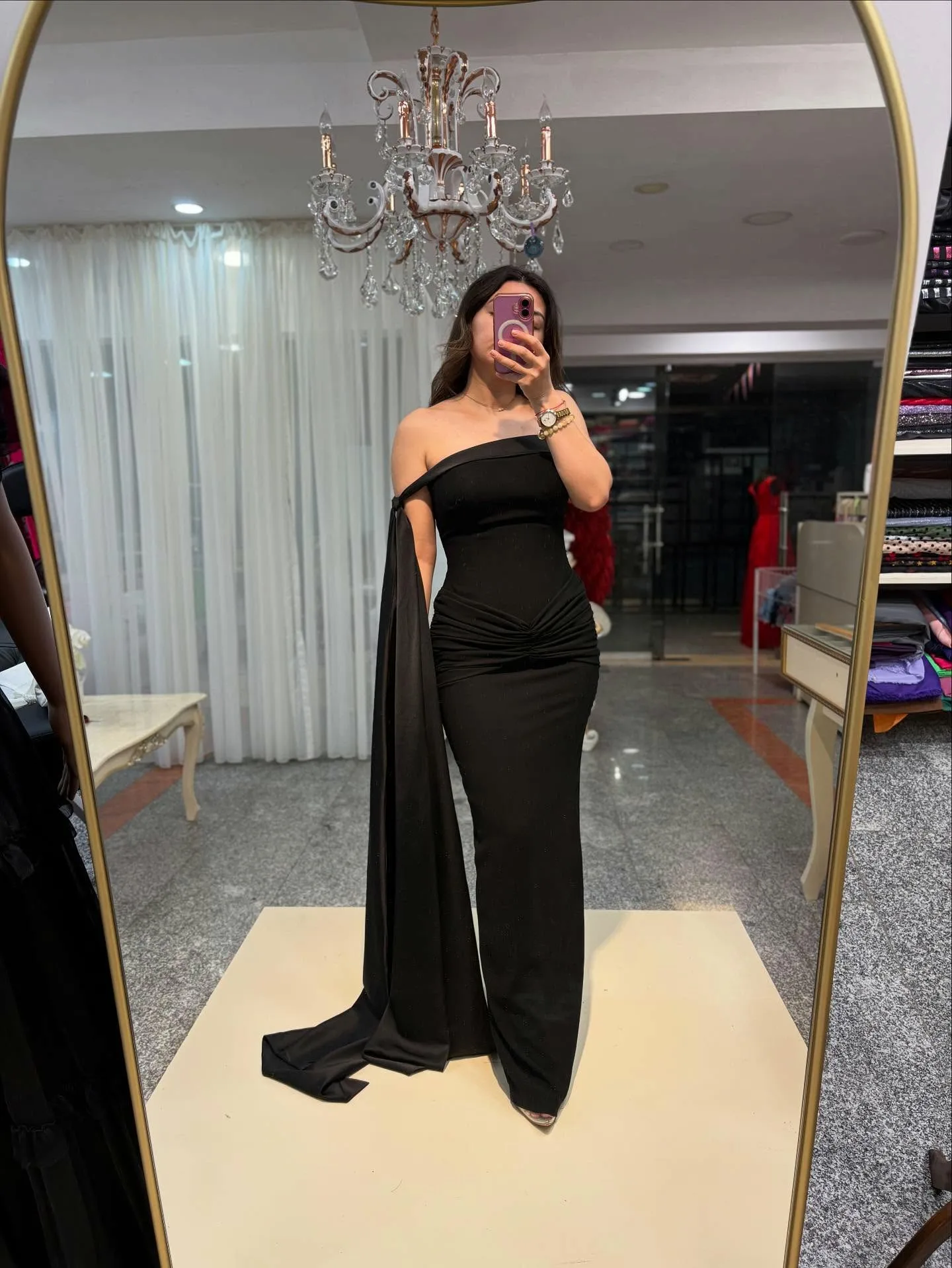 Sukienka na studniówkę Msikoods Msikoods Prosta Czarna Sukienka Wieczorowa na Jedno Ramię z Drapowanym Rękawem, Syreni Krój, Sukienka na Imprezę, Szyta na Miarę