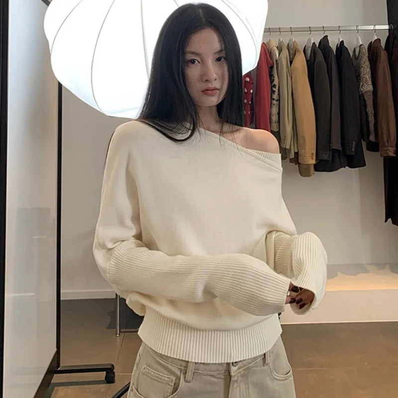 

Осень 2025 г., кашемировый свитер с открытыми плечами, женский вязаный топ с одним вырезом и диагональным воротником, длинными рукавами, свободный элегантный ленивый теплый пуловер
