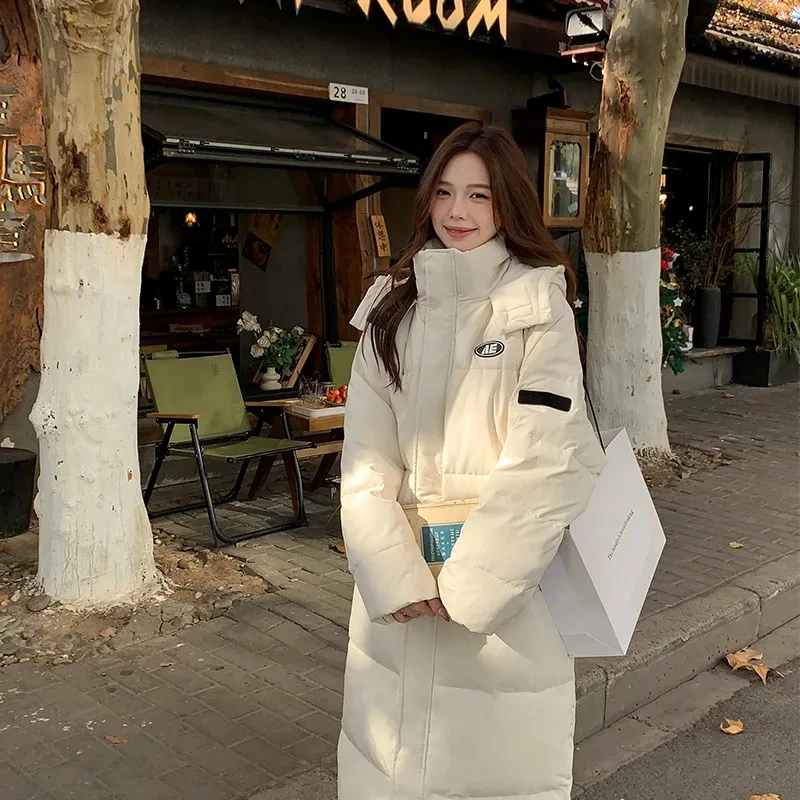 

2023 Новая корейская версия, длинная хлопковая куртка для студенток, до колена, зимняя модная свободная пуховая хлопковая куртка бежевого цвета