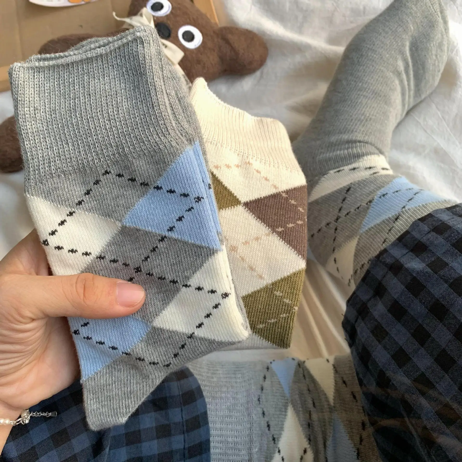 

2Pairs Socks Women's Autumn Diamond Lattice Matching Lines Retro Middle Tube Cotton Socks Academy Simple Fashion Wind Pile Socks