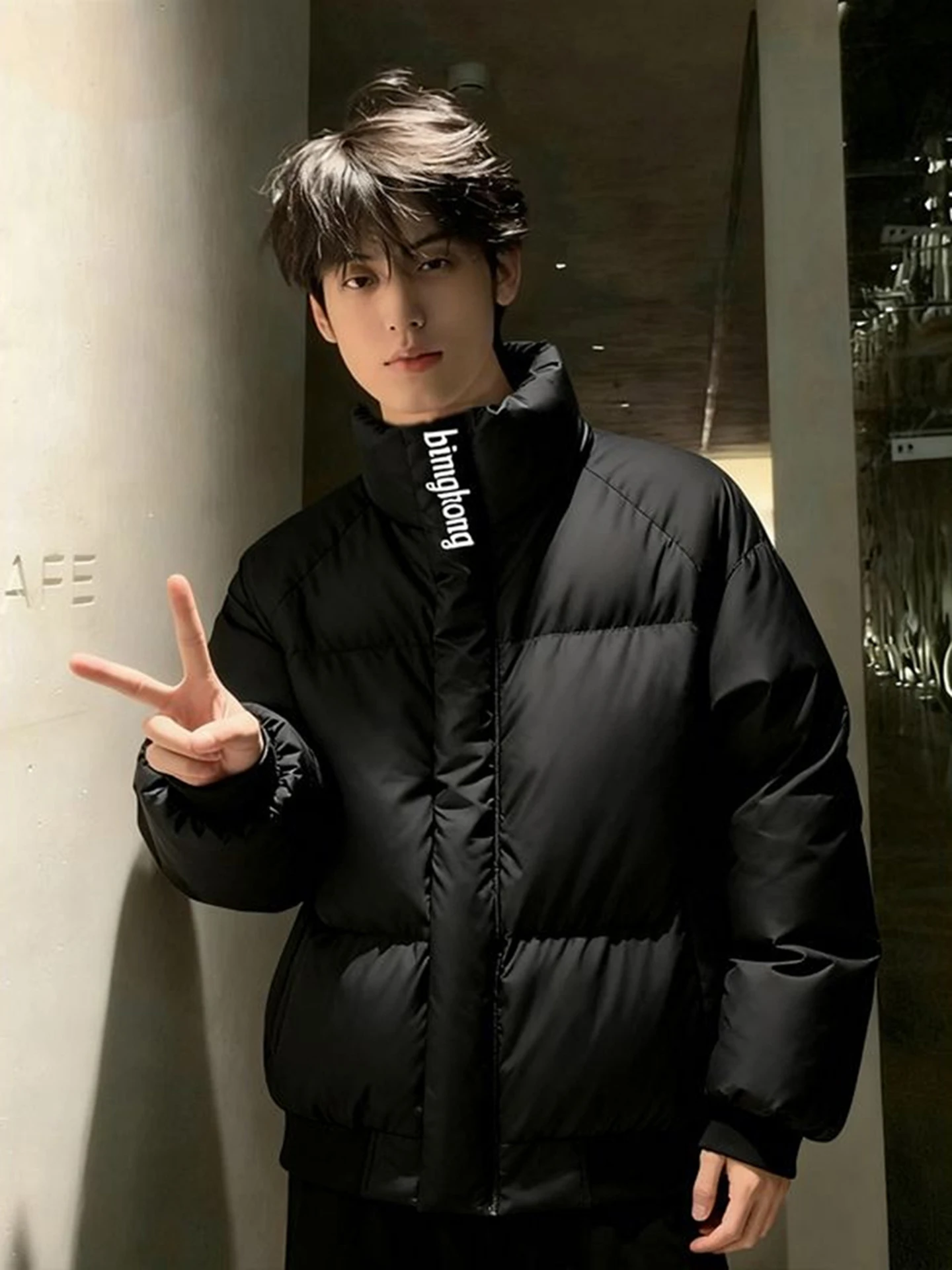 

Утепленная мужская зимняя куртка из искусственной кожи с вышивкой в американском стиле, на хлопковом наполнителе, с воротником-стойкой, короткая, теплая