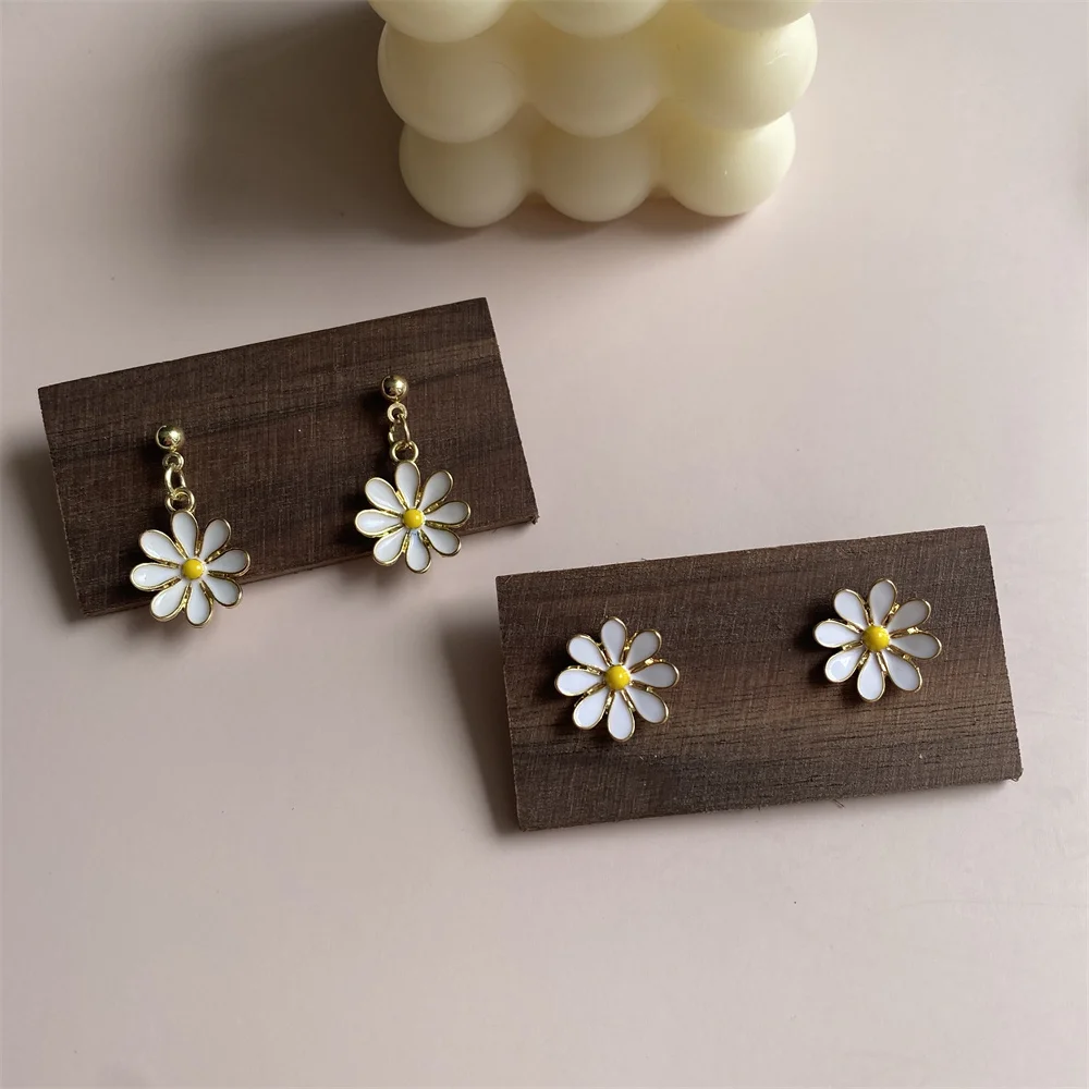 

Summer Exquisite Dripping Oil Daisy Women's Earrings Fashion Luxury Cute Sunflower Metal Piercing Ear Stud Jewelry Accessories
