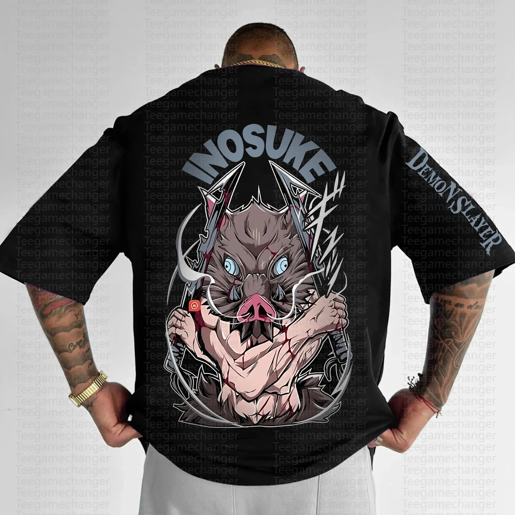 T-shirt oversize in cotone nero Demon Slayer Inosuke Stampa posteriore Maschera di cinghiale Personaggio Doppia spada Modello Logo sul petto Abbigliamento sportivo