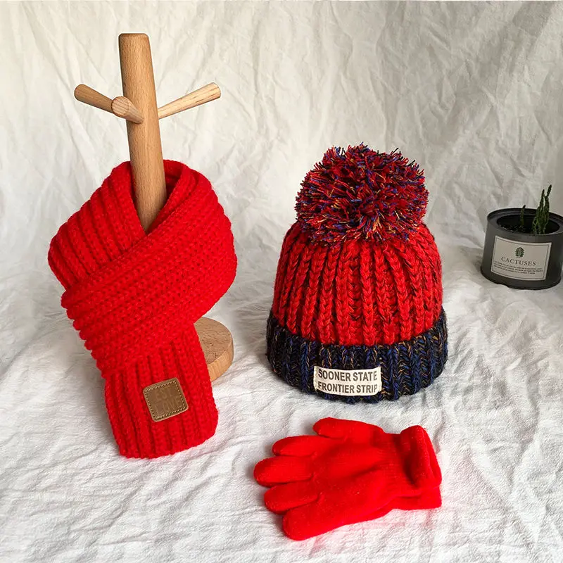 A three-piece set of hat and scarf gloves Autumn and winter children\'s hats and scarves set boys and girls knitted hats scarf
