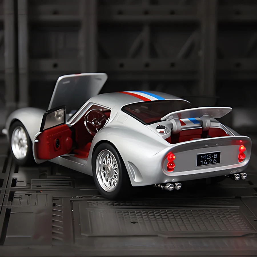 1:32 Simulación 250GTO modelo de supercoche de aleación, puertas y capó de motor, el maletero se puede abrir, retorno de luz y sonido, adornos para automóviles