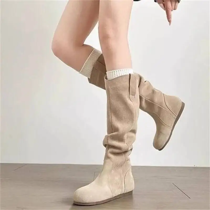 أحذية نسائية بكعب منخفض من جلد الغزال للركبة لعام 2025 أحذية نسائية بطيات على الموضة #3