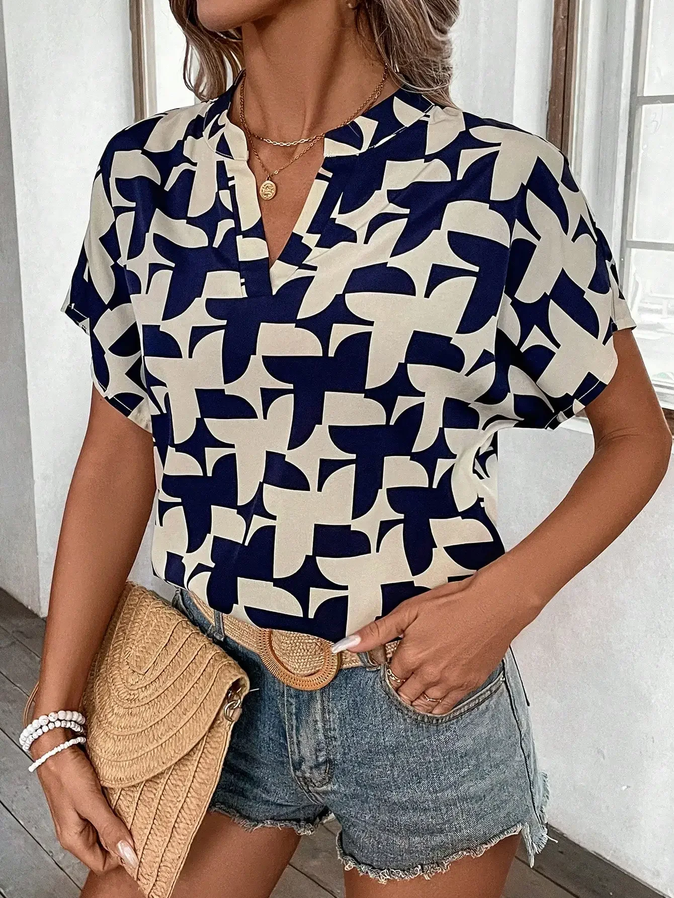 Geometric Print Shirt for Women, V-Neck Collar, Leisure and Loose Temperament, New Design Sense, Spring and Summer, 2024New