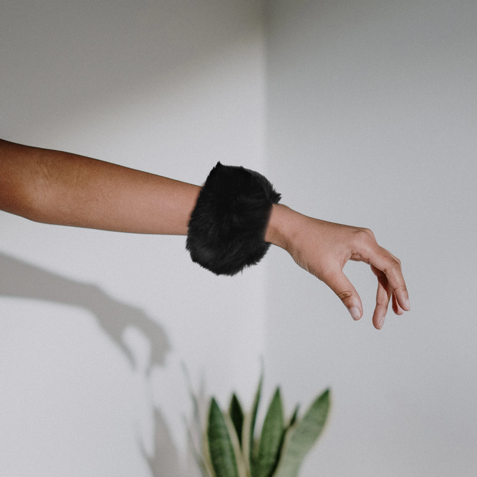 

1 Pair Faux Wrist Cuffs Women Soft Arm Warmers Cozy Wristbands Winter Accessories Warm Cuffs Cold Weather Universal Fit