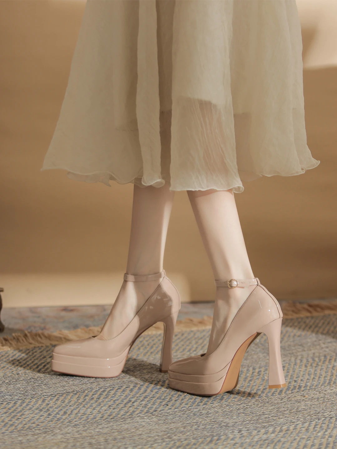 tacchi-alti-da-donna-con-cinturino-blu-tacco-spesso-in-pelle-verniciata-nude-impermeabili-con-plateau-nuova-collezione-primavera-eleganti-e-alla-moda