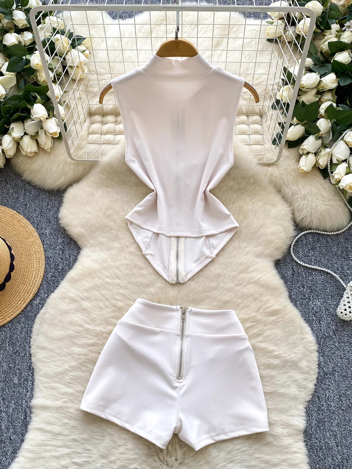 Conjunto F Sexy e Faionável com Cintura Baixa, Ajuste Slim, Sem Mangas, Gola Alta, Zíper, Calças Curtas e Top com De...