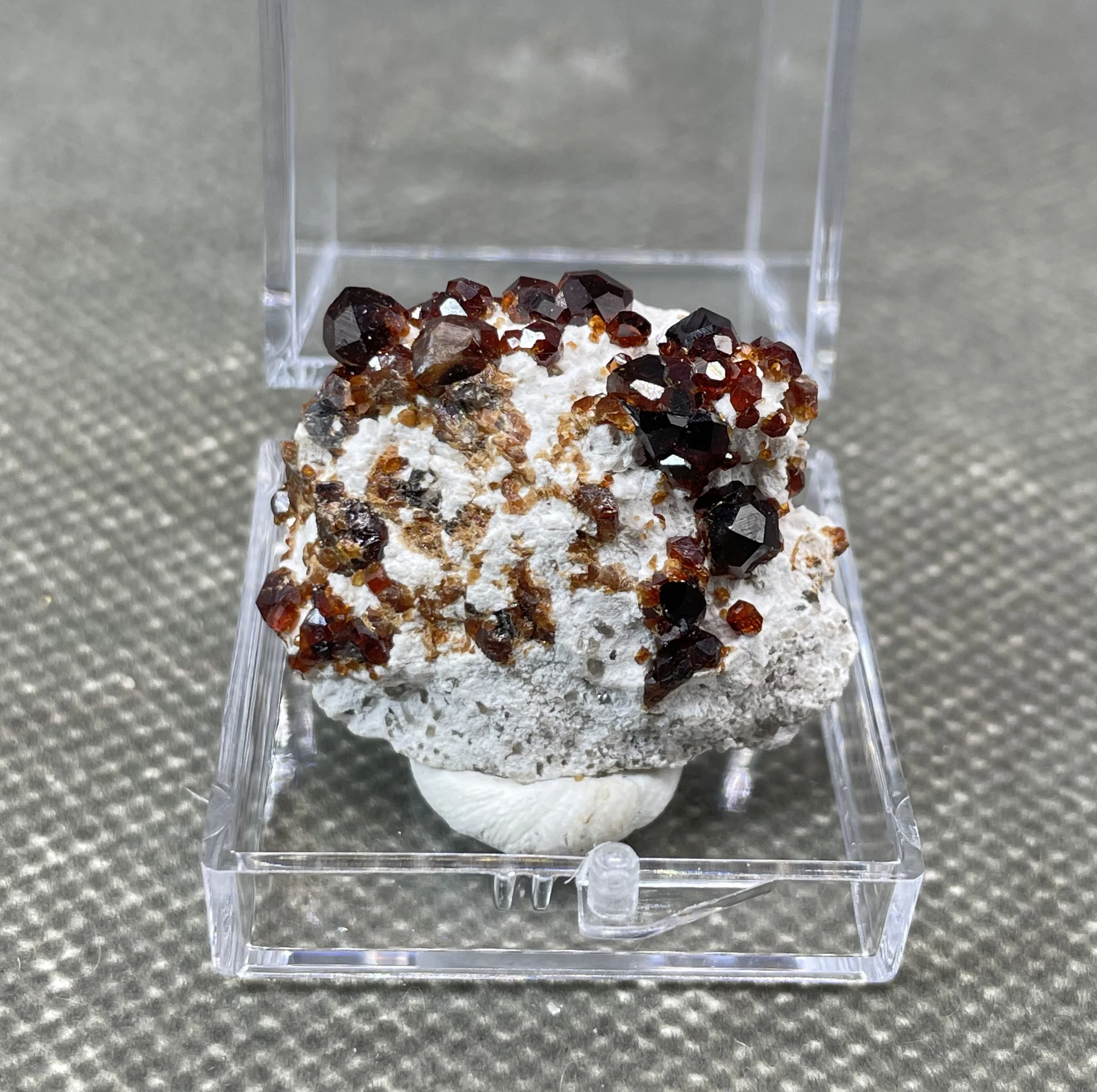 

NEW! 100% natural rare FUJIAN garnet mineral specimens stones and crystals quartz crystals + box size 3.4cm