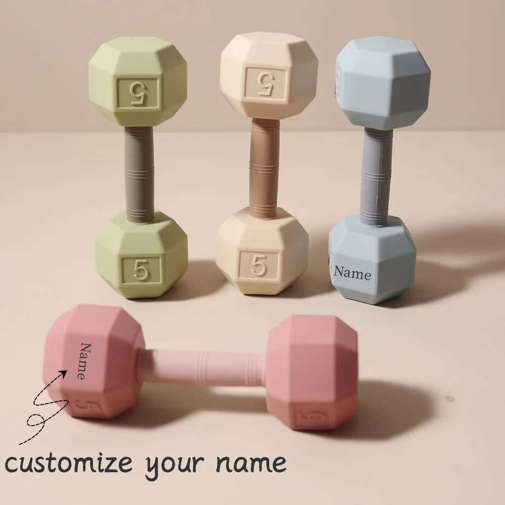 

Персонализированный детский прорезыватель с именем, силиконовая погремушка-гантель, мягкая игрушка для прорезывания зубов, забавная игрушка для младенцев