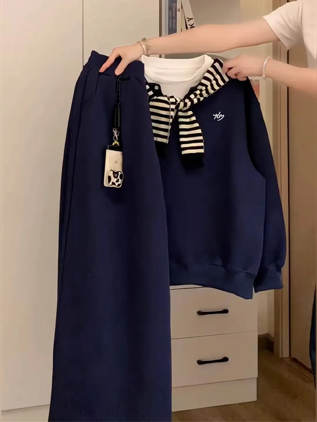 

Комплект спортивной одежды большого размера (300 Pou): синий свитшот и брюки. Новинка осени. Молодежный летний комплект.