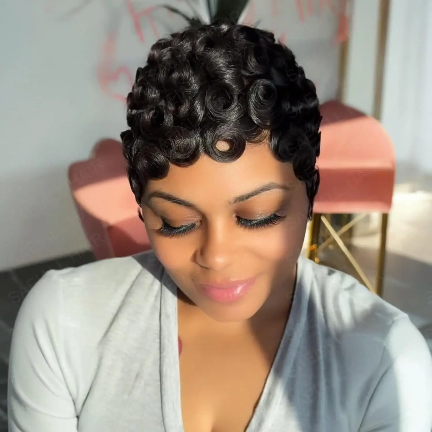 شعر بشري قصير الطبقات، شعر مستعار مجعد بالكامل مصنوع آليًا مع غرة، لون أسود طبيعي للاستخدام اليومي