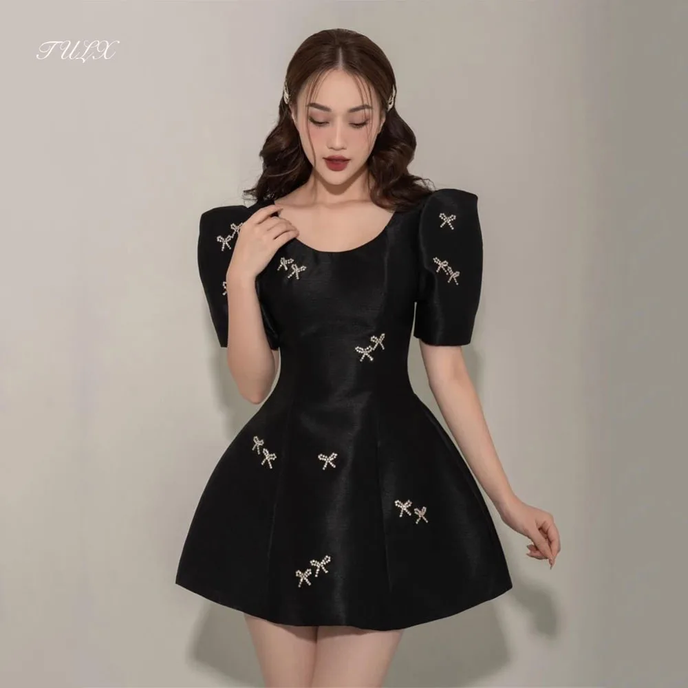 TULX Schwarze Satin-Mini-Abschlussballkleider, O-Ausschnitt, kurze Ärmel, Geburtstagsparty-Kleider, A-Linie, kurze Homecoming-Abschlussballkleider, maßgeschneidert