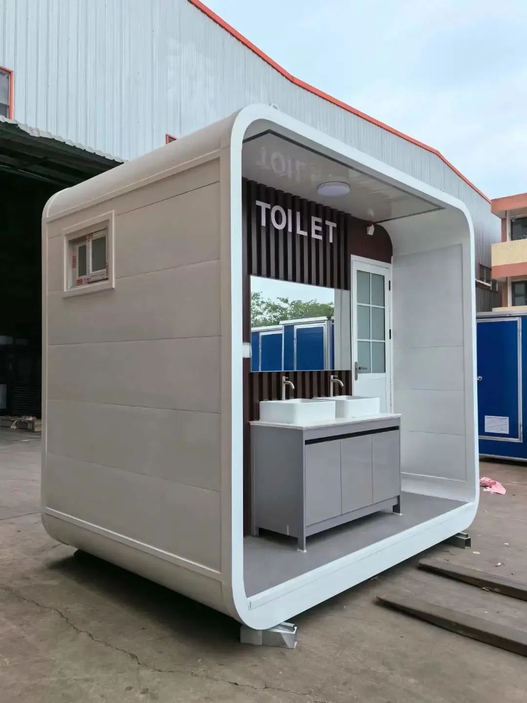 Trailer Mounted Toilet Separate Men Women Stall Full Ventilation Privacy Lock Door Highway Construction Transport Toilet