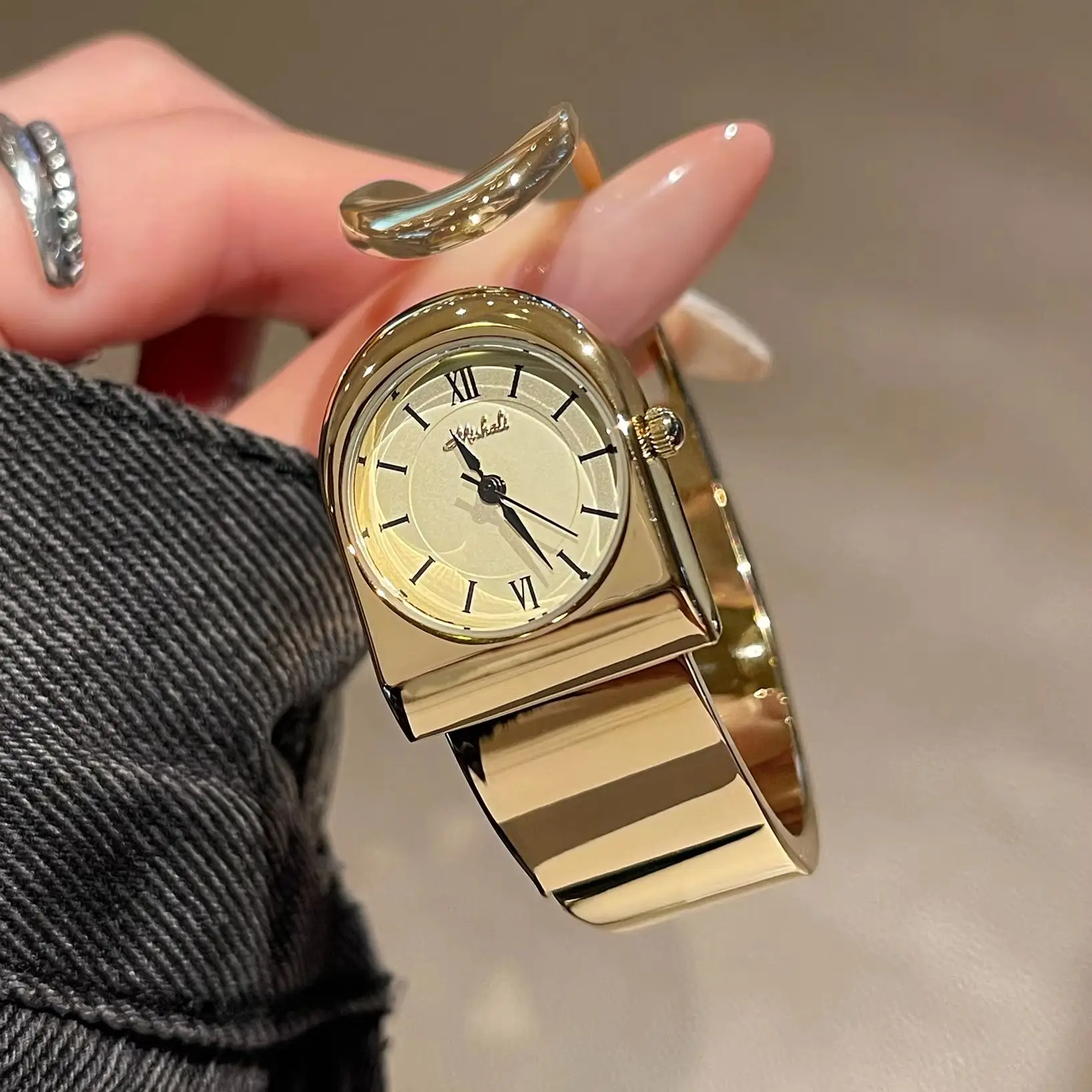 Vintage Women Watch Retro Roman Numeral Dial Open Cuff Bracelet Watches Ladies Minimalist Quartz Wrist Watch Daily Clock Gift