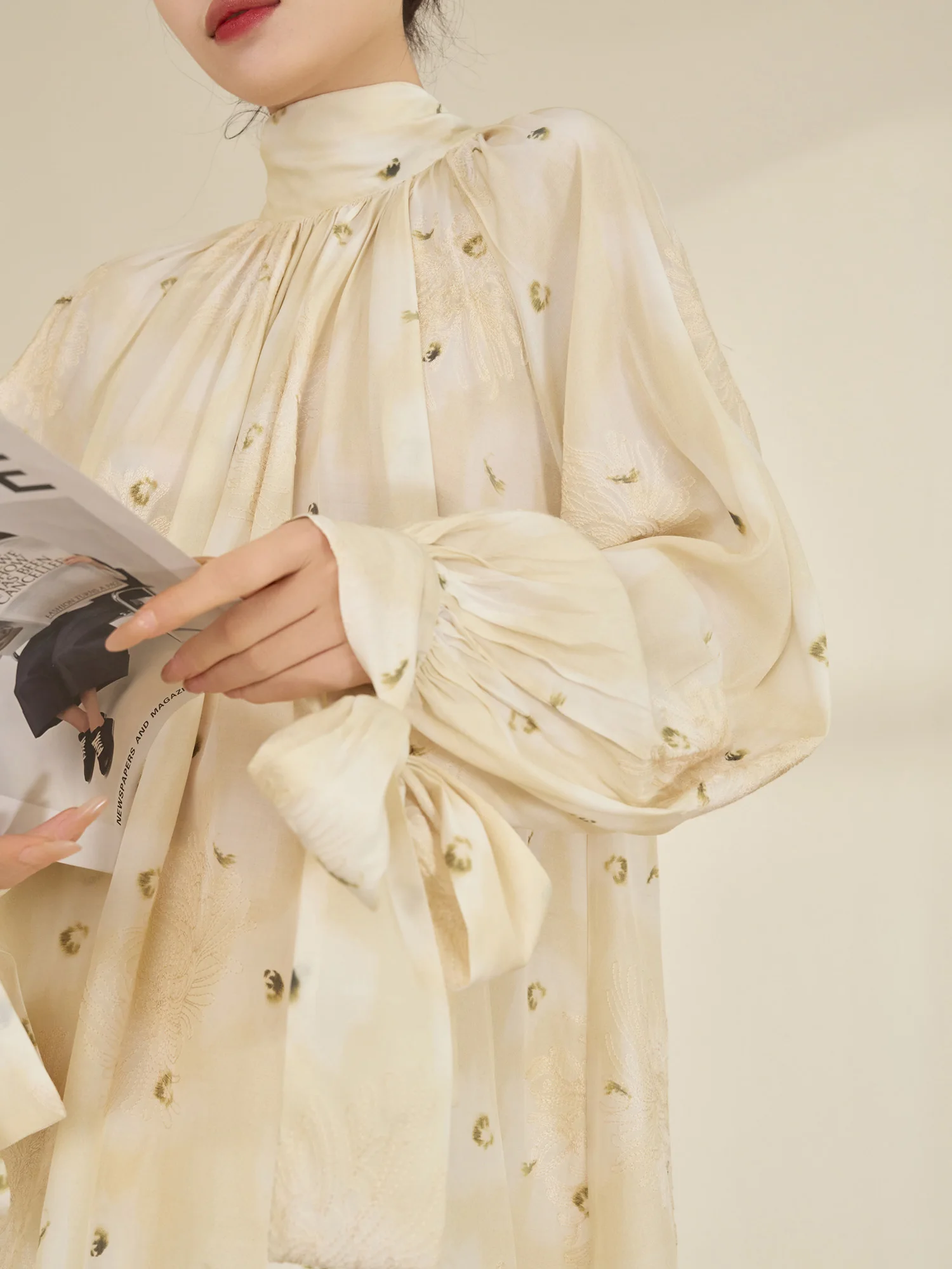 

Flowing Era Printed Loose irt with Saes Faionable Lightweight Luxury Anti-Aging Sli Medium-Length Blouse