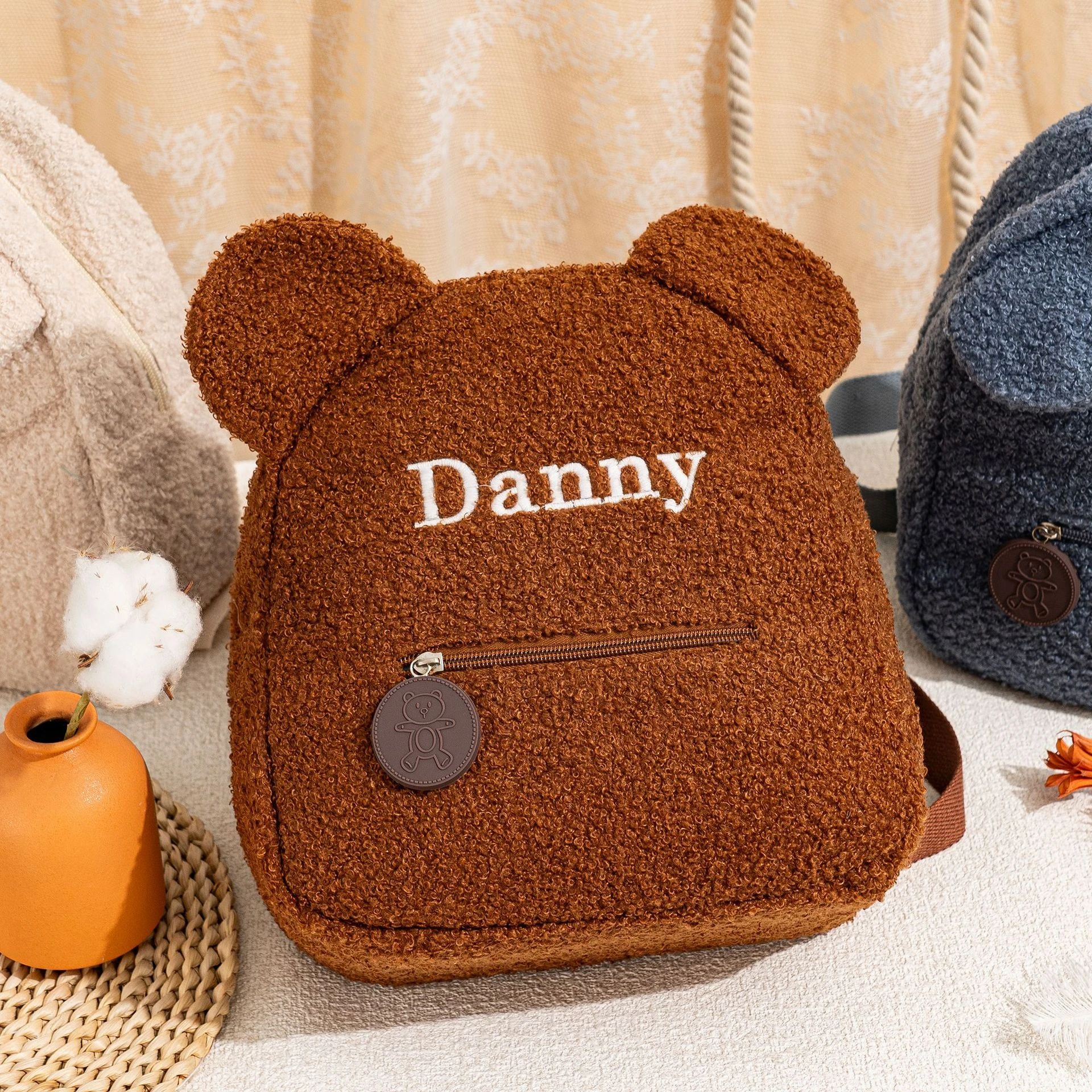 Personalisierter Flauschiger Teddybär Kinderrucksack mit Gesticktem Namen, Plüsch-Schultasche für Kleinkinder, Perfektes Geburtstagsgeschenk für Jungen und Mädchen – Detail 5