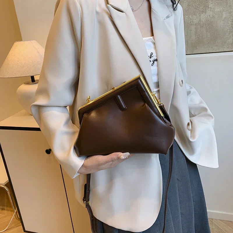 

2025 New Model of Ladies' Luxury Brand Design Creates An Exquisite, Simple, Solid-color, Classic and Retro Shoulder Bag