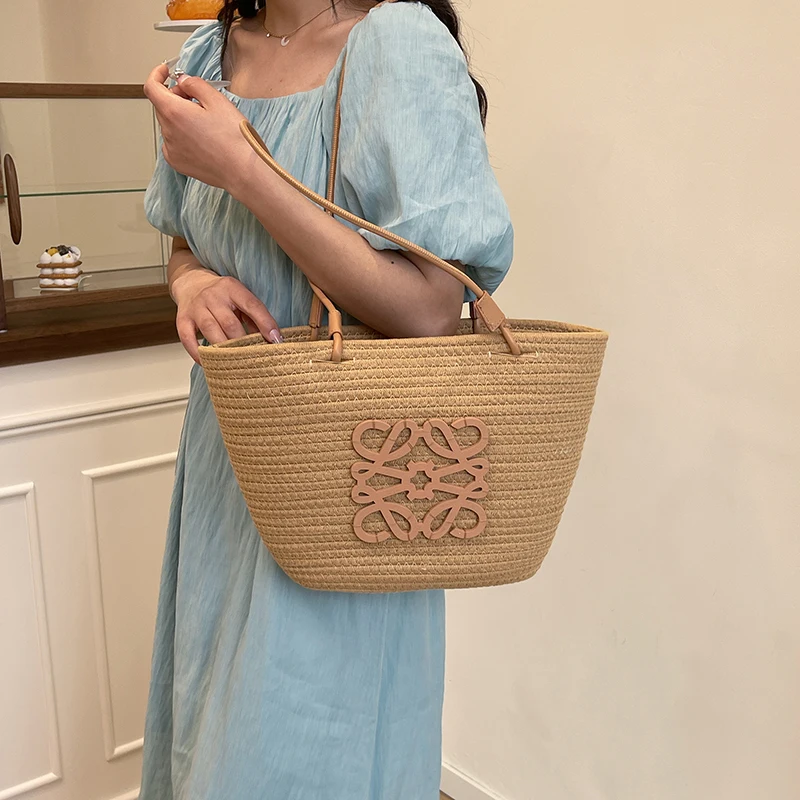 حقيبة ركاب أنيقة وبسيطة مع شعار حروف عصرية ولون سادة مثالية للحامل اليومي للسيدات الأنيقات #4