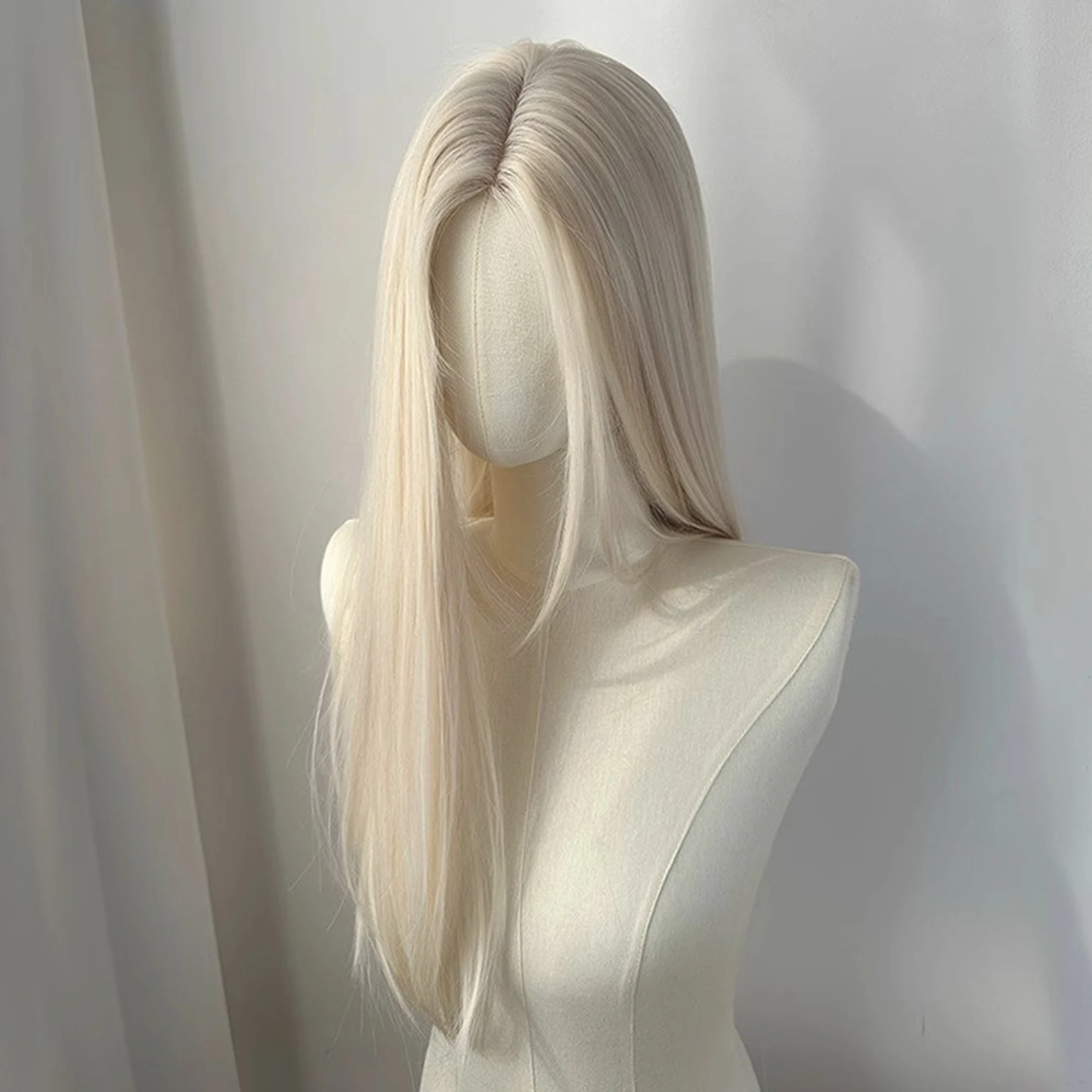 Hellblonde Perücke, 28 Zoll lange, gerade synthetische Perücke aus Hochtemperaturfasern für Cosplay, Moonlight White