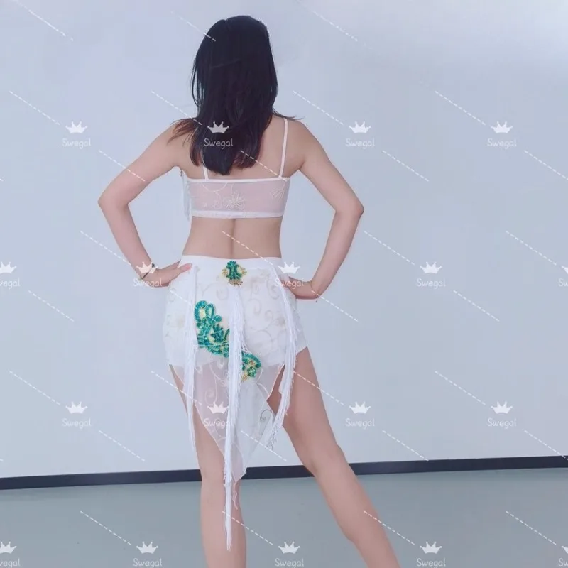 Maßgeschneidertes Swegal Sexy Bauchtanz-Übungs-Outfit, orientalische Tanzkostüme, weißes, inspirierendes, dynamisches Quasten-Paillettenrock-Set
