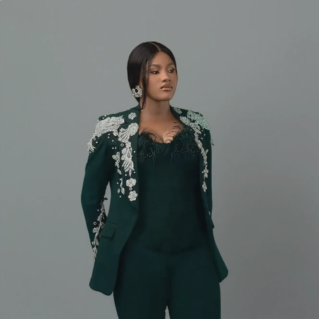 ชุดสูทผู้หญิงประดับคริสตัลหรูหรา สีเขียวเข้ม ไซส์พลัส 2 ชิ้น ชุดสูทสำหรับแขกงานแต่งงานแบบสั่งตัด ชุดออกงานอย่างเป็นทางการ