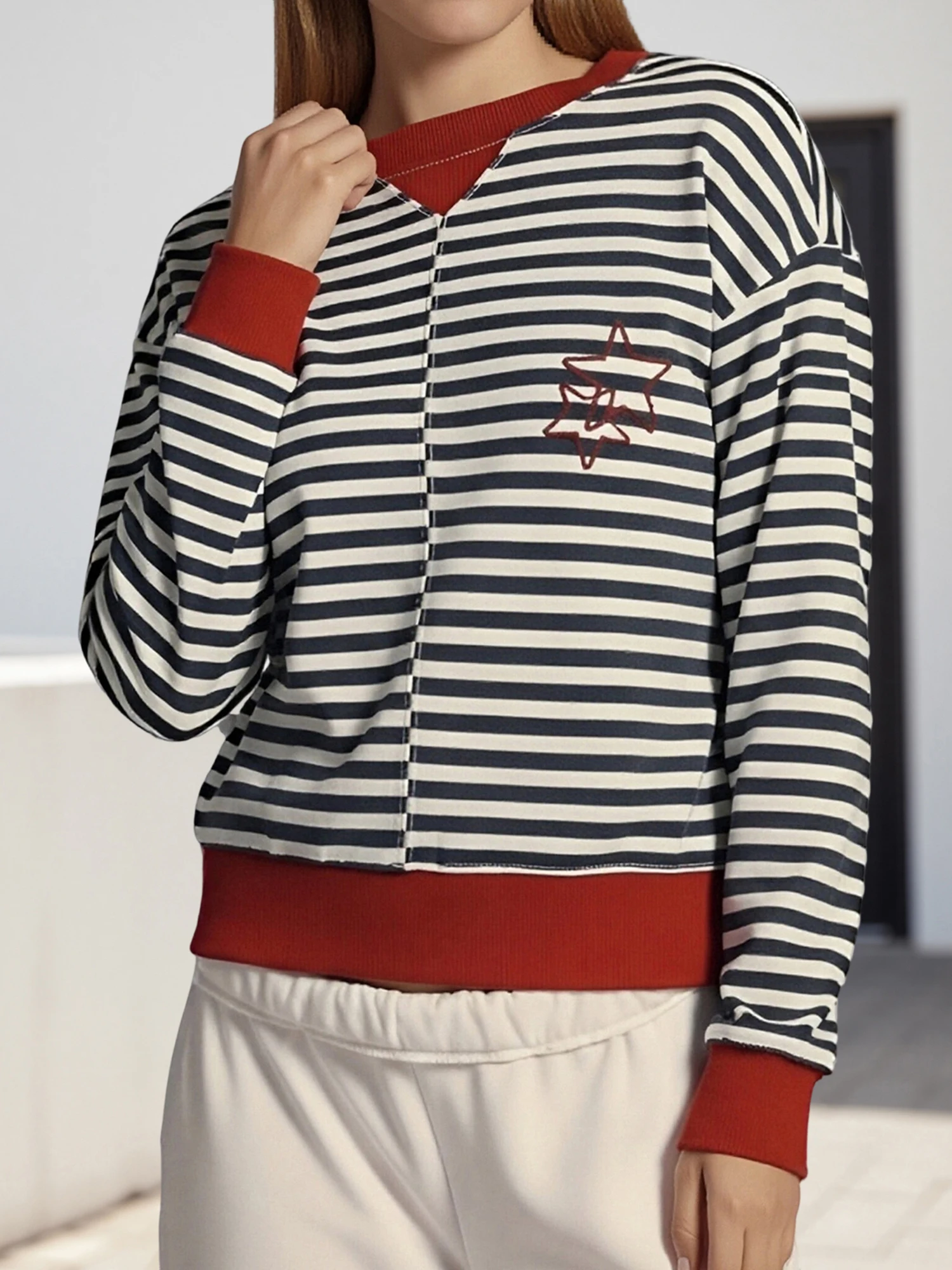 Stilvoller, übergroßer Damenpullover mit schickem geometrischem Aufdruck und gemütlichem Rundhalsausschnitt für trendige Herbstoutfits