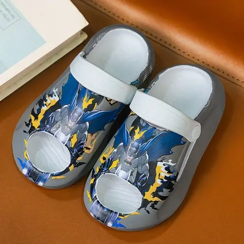 BeastKingdom Batman Superman Moderiktiga Tåtofflor Mjuka och Andningsbara Sandaler för Grundskola och Mellanstadieelever 10 best sales Batman-skor - №3