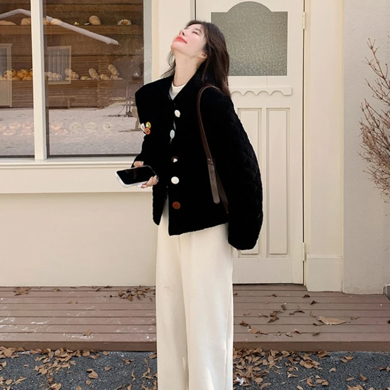 سترة نسائية لخريف وشتاء 2025 النسخة الكورية الجديدة من المخمل الذهبي بتصميم قصير وخفيف الوزن وأزرار ملونة دافئة من القطن #6