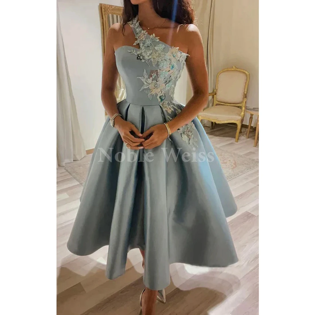 ชุดราตรีไหล่เดียวผ้าซาตินทรงเอหรูหราสั้นชุดปาร์ตี้แอพพลิเคชันปรับแต่ง